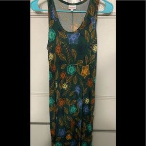 Long no one sleeve dress.